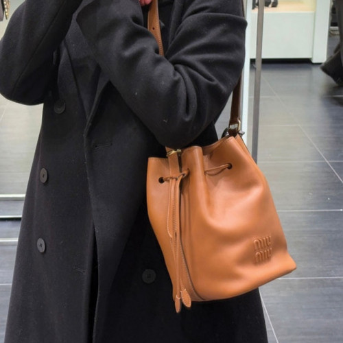 미우미우 가죽 버킷 백 신상 입고💢 #태그 #가방 #8167